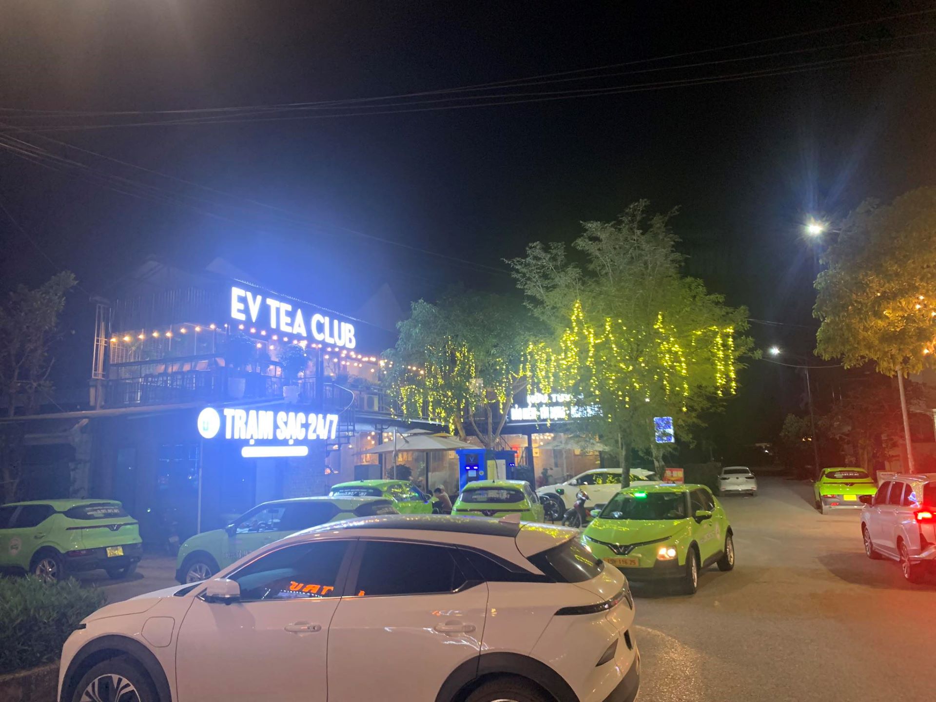 Tiên phong mở quán cà phê kết hợp trạm sạc xe điện tại Hải Phòng, ông chủ chia sẻ: “Tỷ lệ lợi nhuận từ xe sạc pin cao hơn nhiều so với bán giải khát”