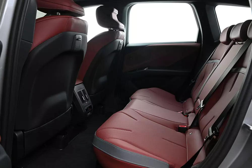 BMW iX3 lần đầu tiên đặt chân đến Đông Nam Á, giá từ 2,95 tỷ đồng - Ảnh 9.