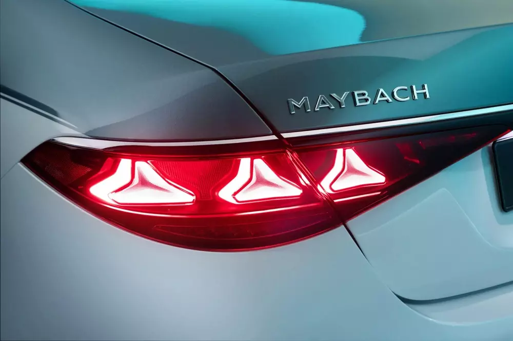 Đèn hậu với đồ họa ngôi sao 3 cánh của Mercedes-Maybach S-Class 2026