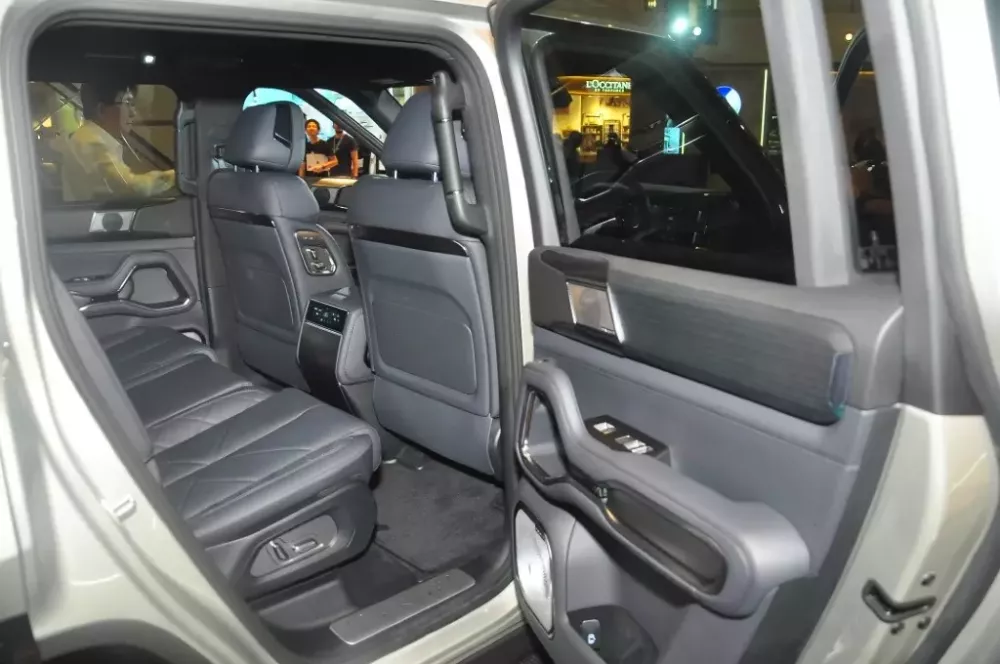 BYD Denza B8 được bán tại Đông Nam Á, kích thước lớn hơn Toyota Land Cruiser, chạy 115 km không tốn xăng - Ảnh 8. BYD Denza B8 được bán tại Đông Nam Á, kích thước lớn hơn Toyota Land Cruiser, chạy 115 km không tốn xăng - Ảnh 8.