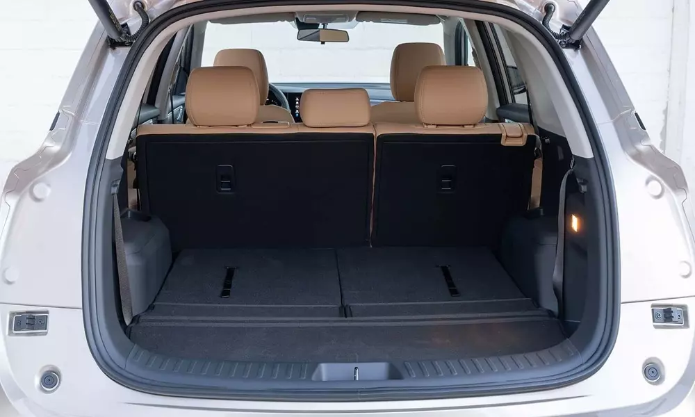 Khoang hành lý của DFSK E5 Hybrid có thể mở rộng bằng cách gập hàng ghế cuối Khoang hành lý của DFSK E5 Hybrid có thể mở rộng bằng cách gập hàng ghế cuối