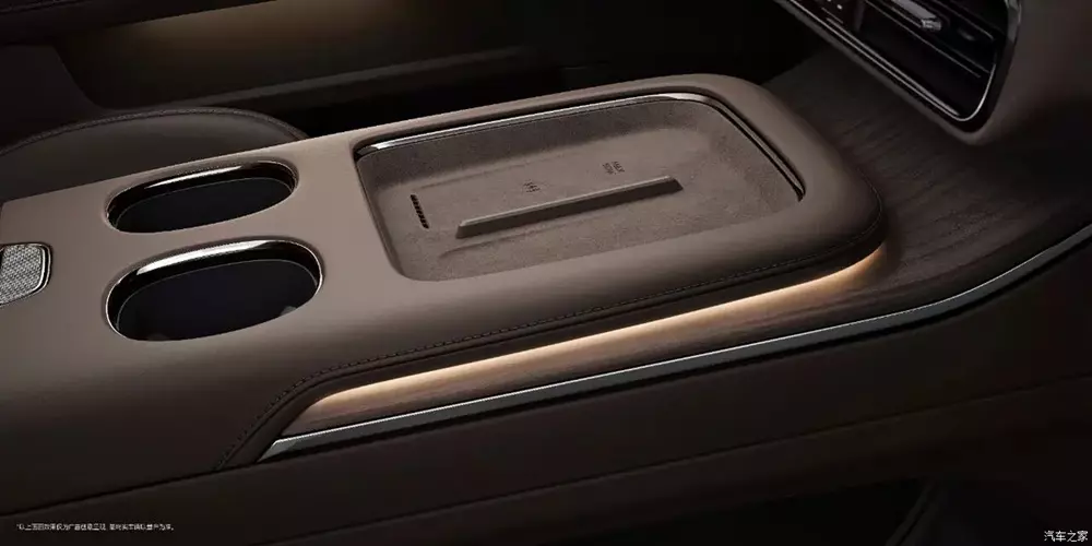 GAC M8 PHEV L 2027 được trang bị sạc không dây GAC M8 PHEV L 2027 được trang bị sạc không dây