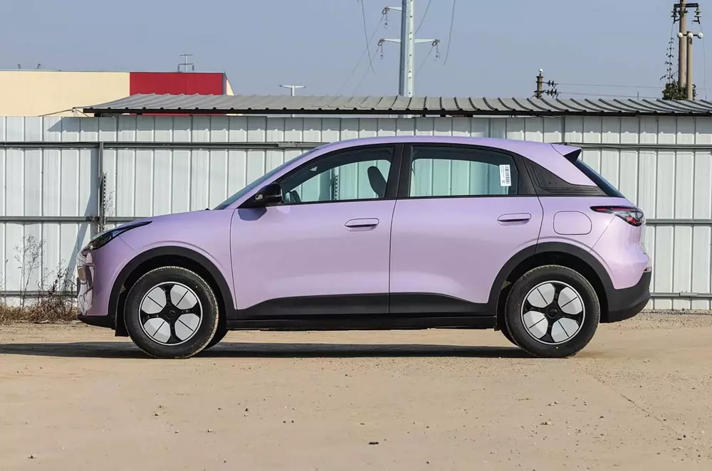 Xe mới ra mắt Việt Nam Geely EX2 được bổ sung bản nâng cấp, phạm vi hoạt động tăng lên 480 km - Ảnh 4. Xe mới ra mắt Việt Nam Geely EX2 được bổ sung bản nâng cấp, phạm vi hoạt động tăng lên 480 km - Ảnh 4.