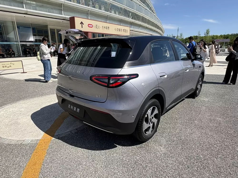 Xe mới ra mắt Việt Nam Geely EX2 được bổ sung bản nâng cấp, phạm vi hoạt động tăng lên 480 km - Ảnh 3. Xe mới ra mắt Việt Nam Geely EX2 được bổ sung bản nâng cấp, phạm vi hoạt động tăng lên 480 km - Ảnh 3.