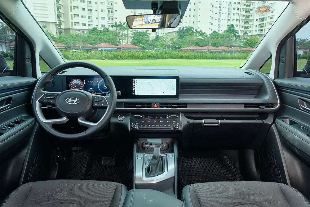 Nội thất của Hyundai Stargazer 2026 được trau chuốt hơn với cụm màn hình liền gồm màn hình thông tin và màn hình giải trí, đều có kích cỡ 10,25 inch. Nội thất của Hyundai Stargazer 2026 được trau chuốt hơn với cụm màn hình liền gồm màn hình thông tin và màn hình giải trí, đều có kích cỡ 10,25 inch.