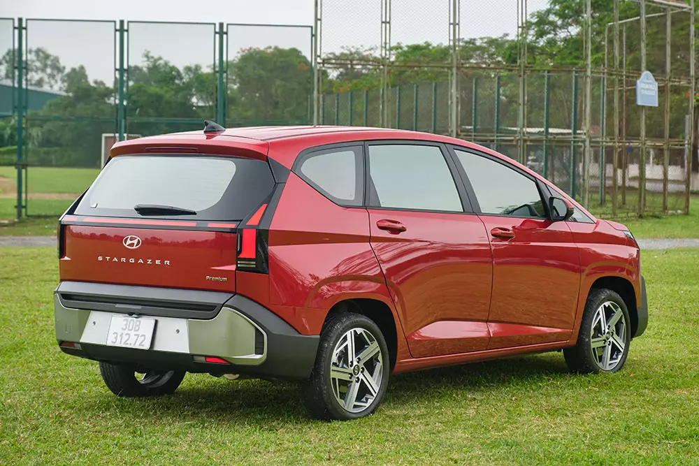 Cản sau của xe cũng được làm dày dặn tương tự cản trước. Cản sau của xe cũng được làm dày dặn tương tự cản trước.