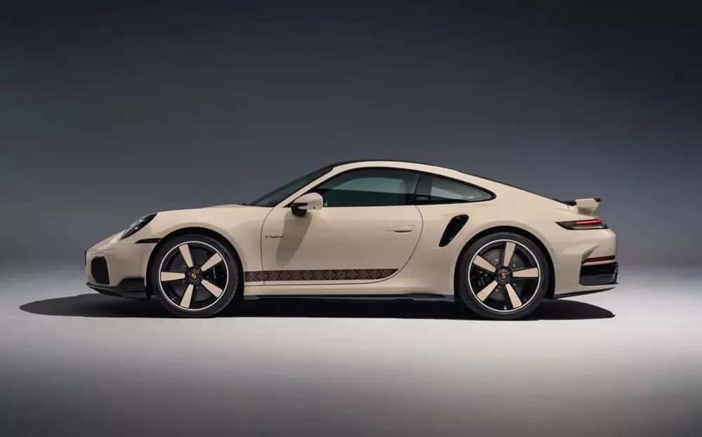 Porsche 911 Turbo S Sadu Edition trình làng, kết hợp động cơ 701 mã lực với nghề thủ công lâu đời - Ảnh 2. Porsche 911 Turbo S Sadu Edition trình làng, kết hợp động cơ 701 mã lực với nghề thủ công lâu đời - Ảnh 2.