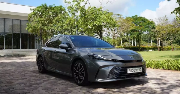 Điều gì khiến Toyota Camry HEV 2026 khác biệt trong phân khúc sedan hạng D?