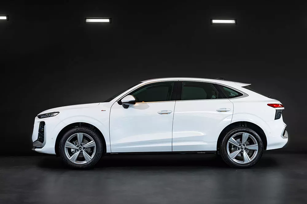 SUV hạng sang cỡ nhỏ Audi Q3 2026 được giới thiệu ở Việt Nam, giá cao hơn đối thủ BMW X1 sắp ra mắt - Ảnh 3. SUV hạng sang cỡ nhỏ Audi Q3 2026 được giới thiệu ở Việt Nam, giá cao hơn đối thủ BMW X1 sắp ra mắt - Ảnh 3.