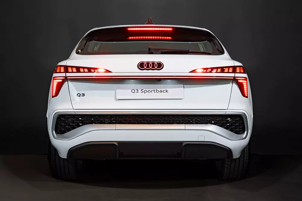 SUV hạng sang cỡ nhỏ Audi Q3 2026 được giới thiệu ở Việt Nam, giá cao hơn đối thủ BMW X1 sắp ra mắt - Ảnh 5. SUV hạng sang cỡ nhỏ Audi Q3 2026 được giới thiệu ở Việt Nam, giá cao hơn đối thủ BMW X1 sắp ra mắt - Ảnh 5.