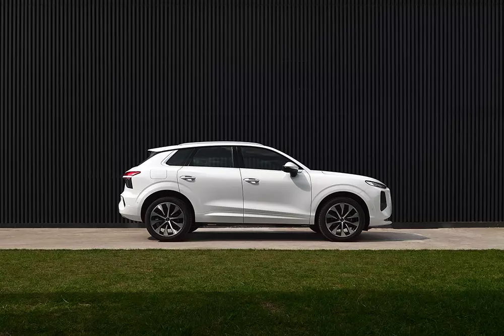 SUV hạng sang cỡ nhỏ Audi Q3 2026 được giới thiệu ở Việt Nam, giá cao hơn đối thủ BMW X1 sắp ra mắt - Ảnh 2. SUV hạng sang cỡ nhỏ Audi Q3 2026 được giới thiệu ở Việt Nam, giá cao hơn đối thủ BMW X1 sắp ra mắt - Ảnh 2.