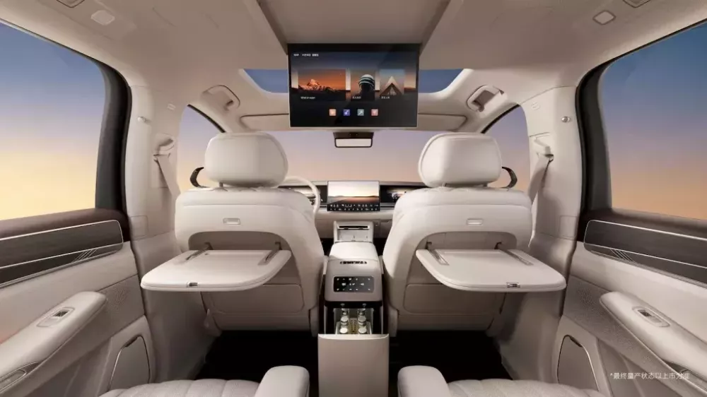 Hành khách ngồi phía sau của BYD Datang có thể giải trí bằng màn hình treo trần Hành khách ngồi phía sau của BYD Datang có thể giải trí bằng màn hình treo trần