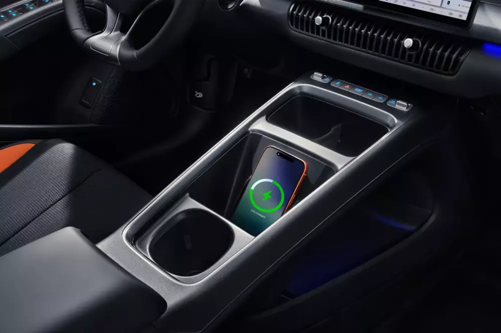 BYD Dolphin G DM-i sở hữu sạc điện thoại không dây
