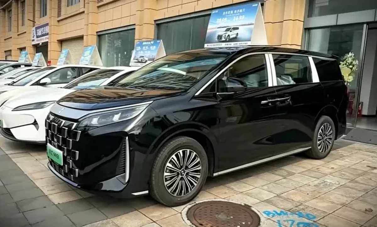 Phiên bản chạy dịch vụ với giá rẻ hơn của BYD M9 cập bến đại lý, chờ ngày bán ra