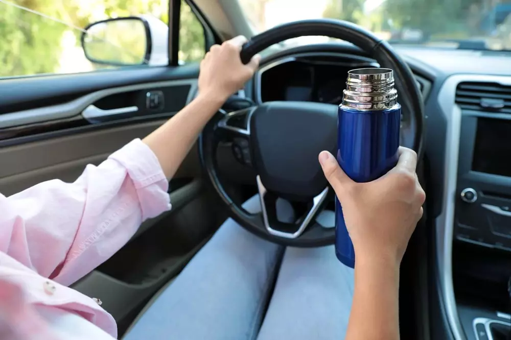 Tài xế ô tô nên sử dụng bình giữ nhiệt bằng thép không gỉ thay vì chai nhựa Tài xế ô tô nên sử dụng bình giữ nhiệt bằng thép không gỉ thay vì chai nhựa