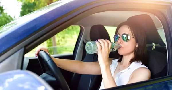 Uống nước từ chai nhựa bỏ trong ô tô đỗ dưới trời nắng nóng có sao không?