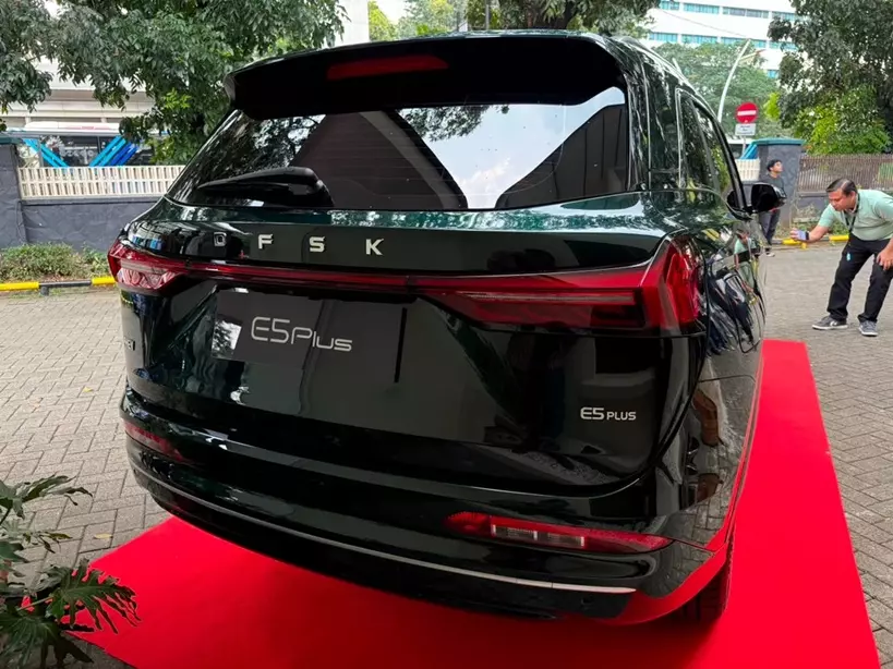 DFSK E5 Plus - phiên bản chỉ "ăn" 1,25 lít/100 km của SUV cỡ C sắp ra mắt Việt Nam - đã đến Đông Nam Á - Ảnh 3. DFSK E5 Plus - phiên bản chỉ "ăn" 1,25 lít/100 km của SUV cỡ C sắp ra mắt Việt Nam - đã đến Đông Nam Á - Ảnh 3.