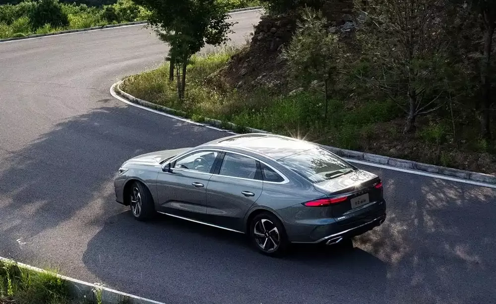 Xe lập kỷ lục thế giới về khả năng tiết kiệm xăng Geely Emgrand i-HEV ra mắt với giá rẻ - Ảnh 2. Xe lập kỷ lục thế giới về khả năng tiết kiệm xăng Geely Emgrand i-HEV ra mắt với giá rẻ - Ảnh 2.