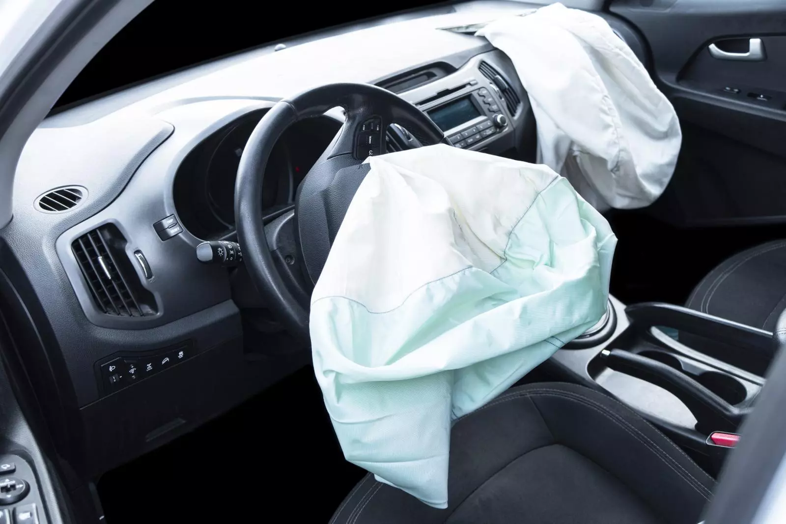 Hơn 137.000 xe ô tô tại Việt Nam bị triệu hồi khẩn vì nguy cơ phát nổ túi khí Takata - Ảnh 1. Hơn 137.000 xe ô tô tại Việt Nam bị triệu hồi khẩn vì nguy cơ phát nổ túi khí Takata - Ảnh 1.
