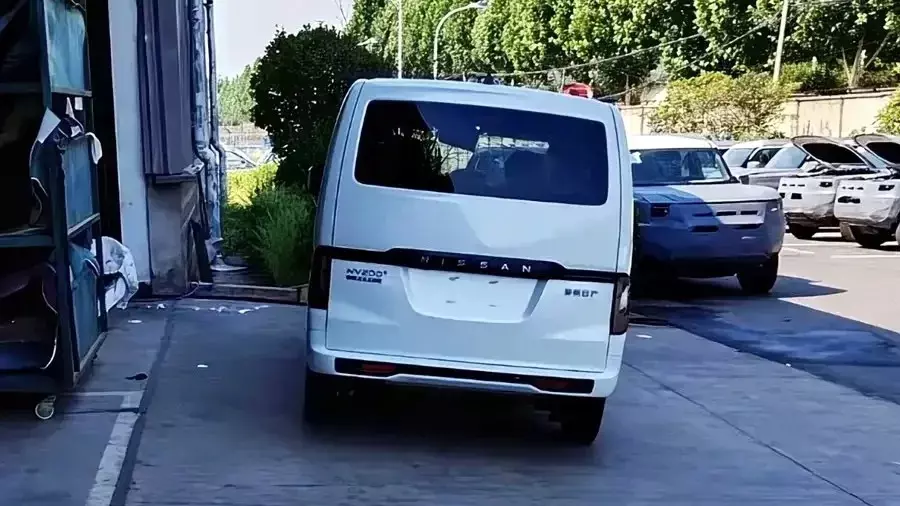 Khu vực phía sau của Nissan NV200 2027 chỉ được cải tiến nhẹ Khu vực phía sau của Nissan NV200 2027 chỉ được cải tiến nhẹ