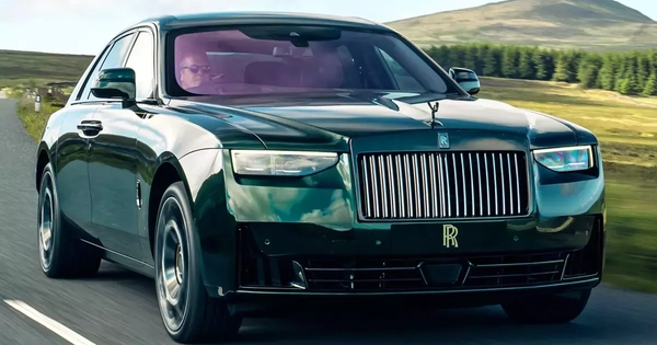 Rolls-Royce Black Badge Ghost ra mắt phiên bản tri ân chiến thắng ở các cuộc đua từ 120 năm trước