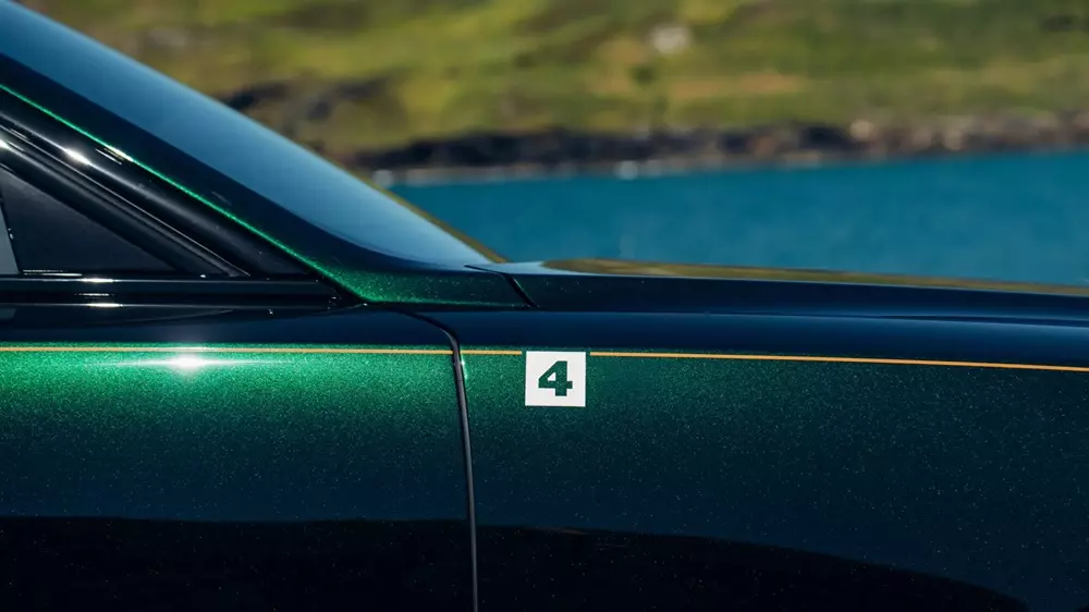 Rolls-Royce Black Badge Ghost Tourist Trophy được sơn màu xanh đậm với đường coachline màu nâu Rolls-Royce Black Badge Ghost Tourist Trophy được sơn màu xanh đậm với đường coachline màu nâu