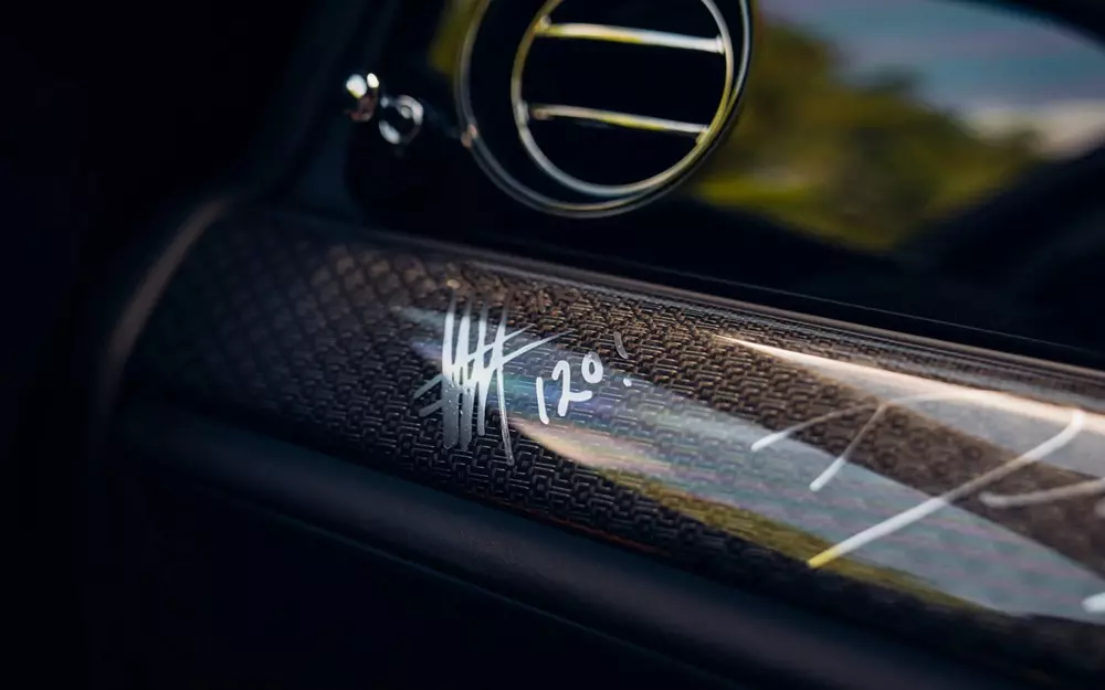 Các chi tiết Black Badge Technical Fibre bên trong Rolls-Royce Black Badge Ghost Tourist Trophy Các chi tiết Black Badge Technical Fibre bên trong Rolls-Royce Black Badge Ghost Tourist Trophy