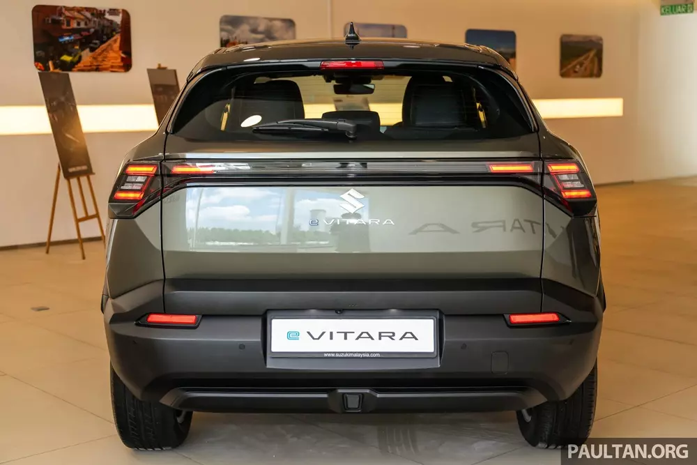 suzuki-evitara-5-a5c4 Khu vực phía sau của Suzuki eVitara cũng không hoàn toàn giống Toyota Urban Cruiser