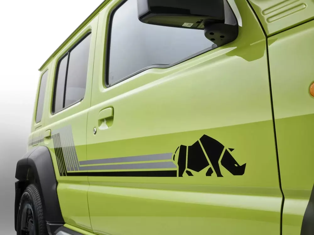 Đề-can tê giác trên sườn xe của Suzuki Jimny XL Rhino Special Edition Đề-can tê giác trên sườn xe của Suzuki Jimny XL Rhino Special Edition