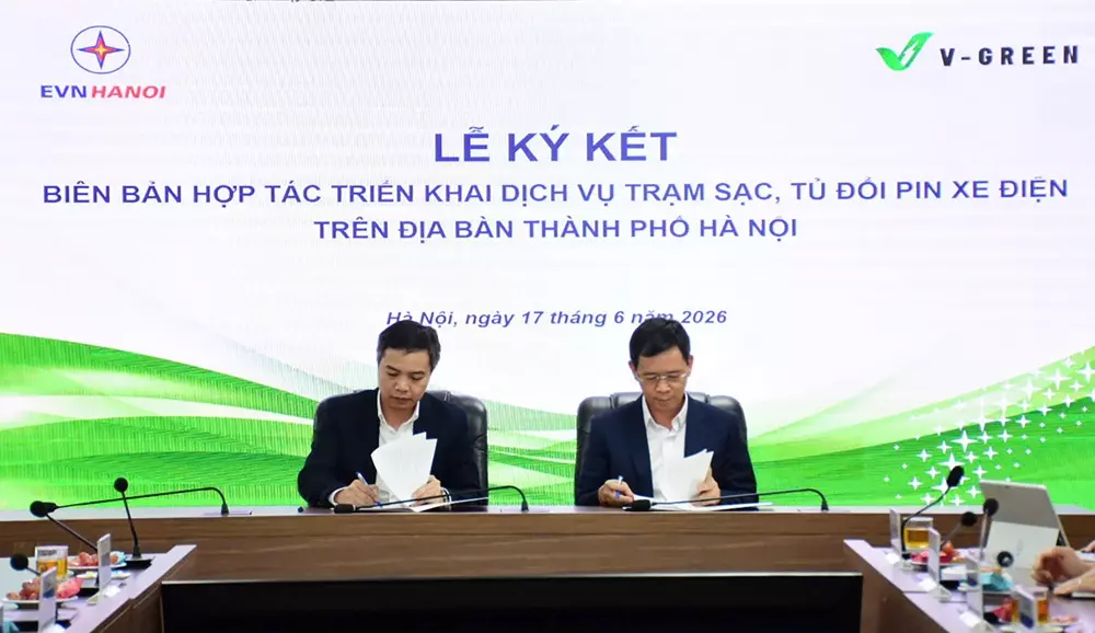 V-Green hợp tác với EVNHANOI để triển khai 10.000 tủ đổi pin xe máy điện - Ảnh 1. V-Green hợp tác với EVNHANOI để triển khai 10.000 tủ đổi pin xe máy điện - Ảnh 1.