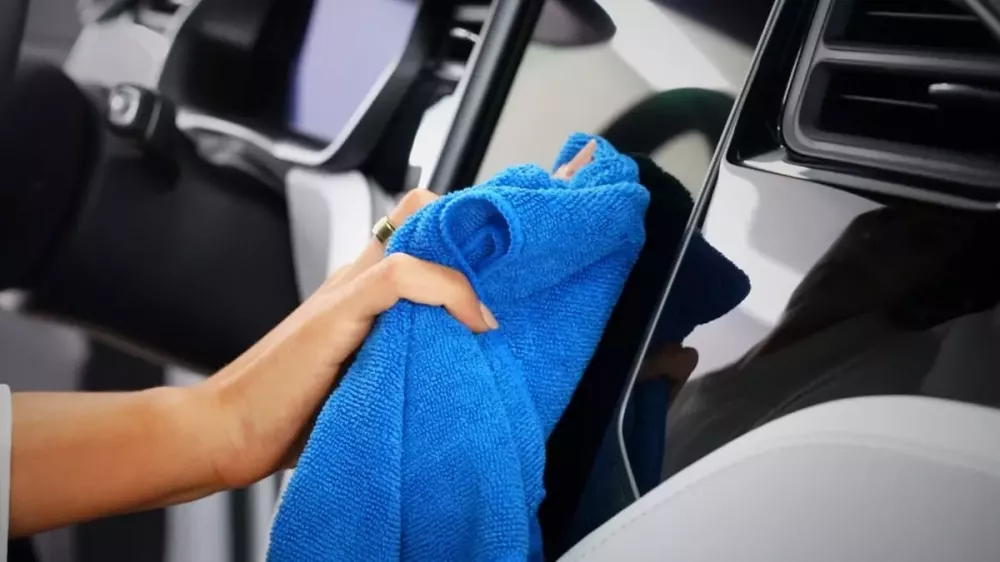 Sử dụng khăn khăn mềm hoặc khăn microfiber là cách vệ sinh màn hình cảm ứng ô tô đúng cách