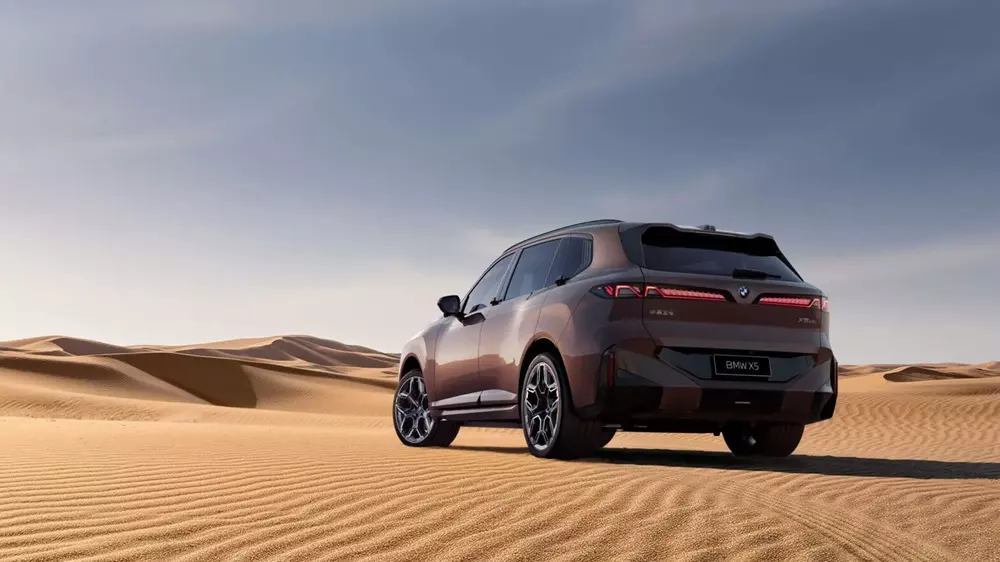 BMW X5 L và iX5 L 2026 được trang bị tay nắm cửa nằm trên cột