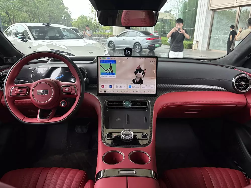 geely-galaxy-tt-ultra-7-f9dd Khoang lái của Geely Galaxy TT Ultra