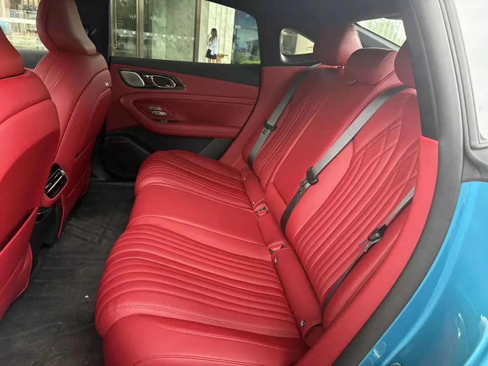 geely-galaxy-tt-ultra-9-b6e6 Hàng ghế sau rộng rãi của Geely Galaxy TT Ultra