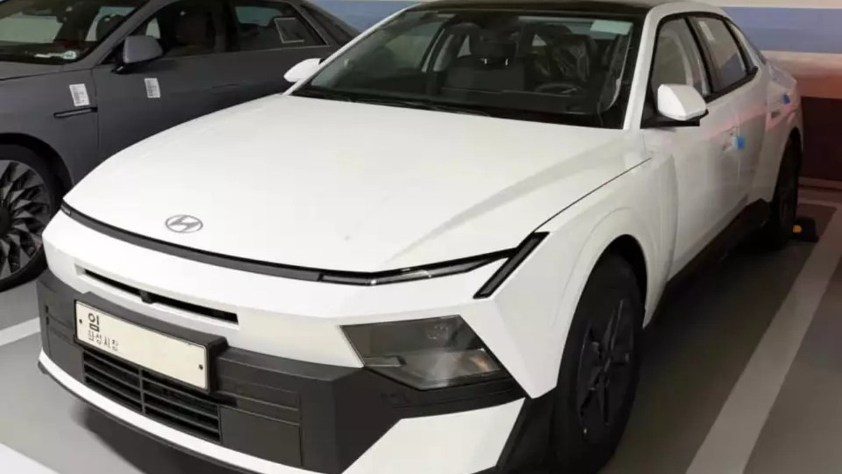 Hyundai Elantra 2027 bản tiêu chuẩn lộ diện với thiết kế kém long lanh, chỉ dùng đèn Halogen và mâm 16 inch