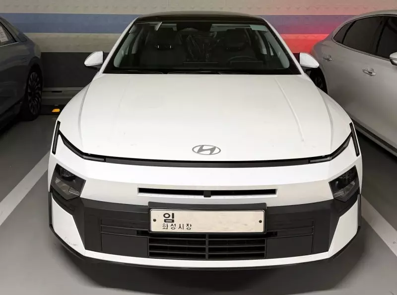 hyundai-elantra-2027-ban-tieu-chuan-4-8594 Hyundai Elantra 2027 bản tiêu chuẩn chủ yếu dùng bóng Halogen.