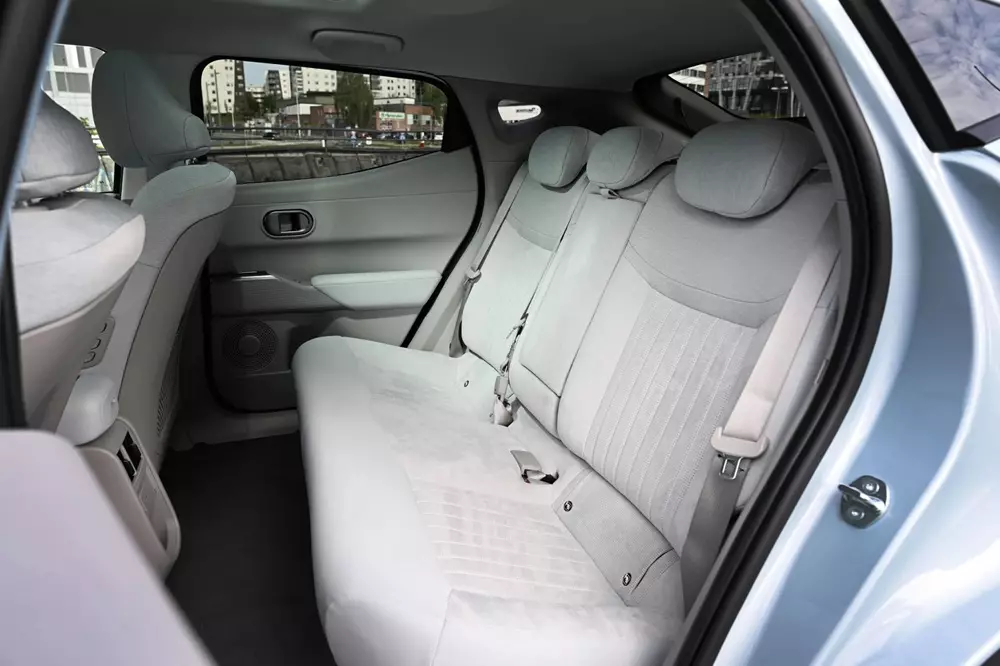 hyundai-ioniq-3-3-c252 Hàng ghế sau của Hyundai Ioniq 3 bản tiêu chuẩn