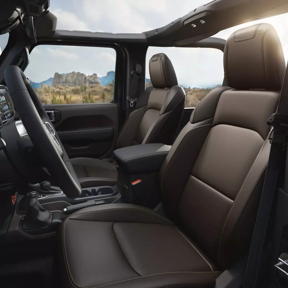 Jeep Wrangler Laredo được trang bị ghế bọc da Nappa