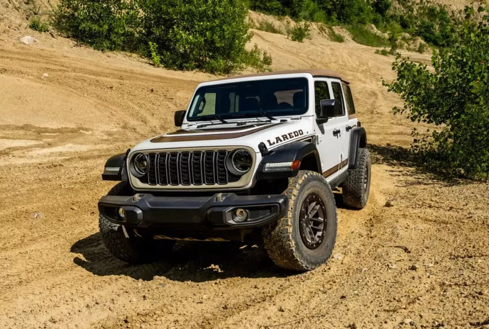 Jeep Wrangler Laredo được trang bị lưới tản nhiệt mới