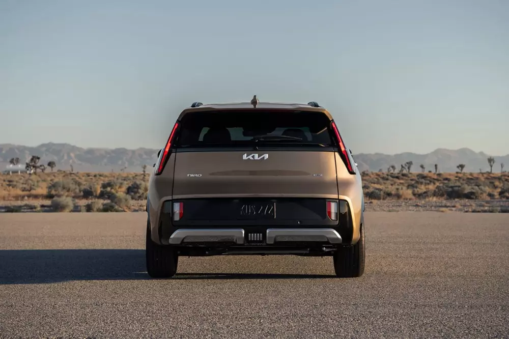 kia-niro-2027-4-b460 Khu vực phía sau của Kia Niro 2027 cũng đã được làm mới