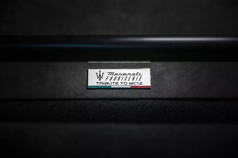 maserati-gt2-stradale-tribute-to-mc12-7-6782 Tấm biển Tribute to MC12 bên trong xe