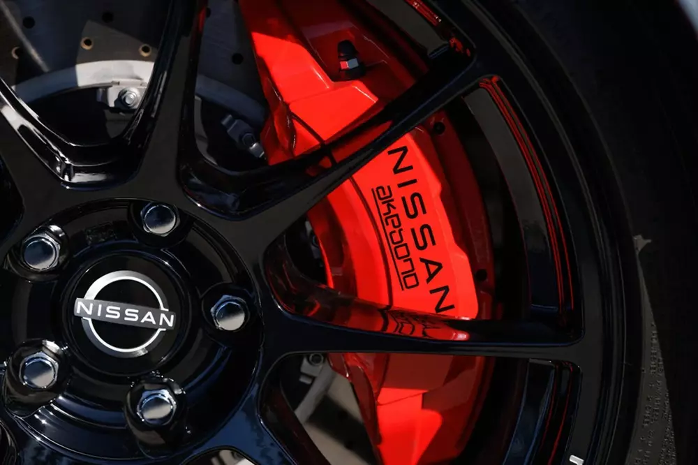 nissan-3-9af5 Cùm phanh màu đỏ tươi của Nissan