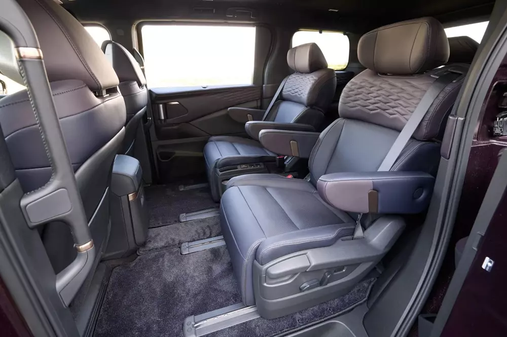 2 ghế thương gia ở giữa của Nissan Elgrand 2027