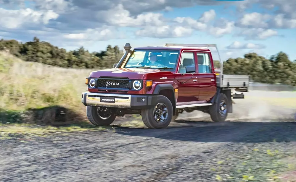toyota-land-cruiser-70-2027-1-f7bb Xe địa hình "lão làng" Toyota Land Cruiser 70 trở lại thị trường sau khi nâng cấp động cơ - Ảnh 3.