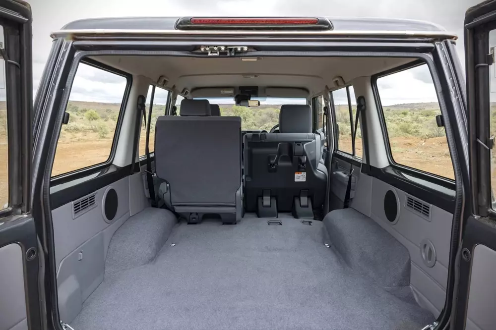 toyota-land-cruiser-70-2027-4-306e Xe địa hình "lão làng" Toyota Land Cruiser 70 trở lại thị trường sau khi nâng cấp động cơ - Ảnh 4.