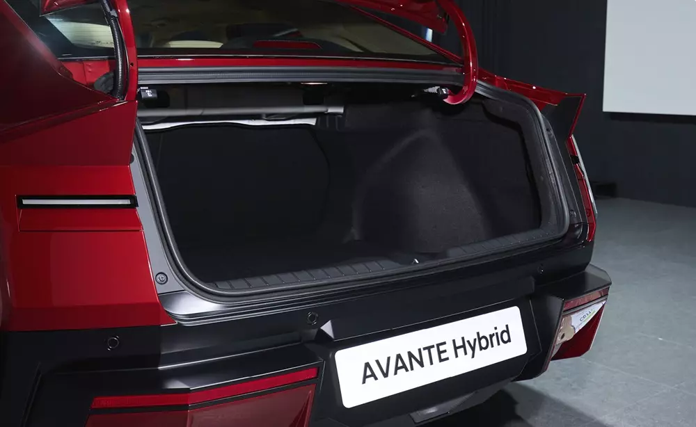 hyundai-elantra-2027-11-f172 Khoang hành lý của Hyundai Elantra 2027 có dung tích thuộc nhóm lớn nhất phân khúc