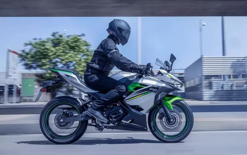 kawasaki-ninja-e-1-2027-2-2cb7 Mô tô điện Kawasaki Ninja e-1 2027 sở hữu công suất và giá bán gây thất vọng - Ảnh 3.