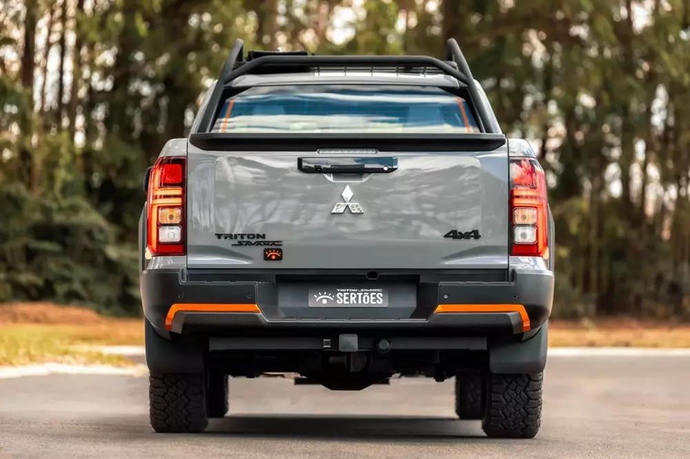 Ra mắt Mitsubishi Triton cứng cáp nhất từ trước đến nay với màu sơn xám xi-măng, giá không rẻ - Ảnh 3.