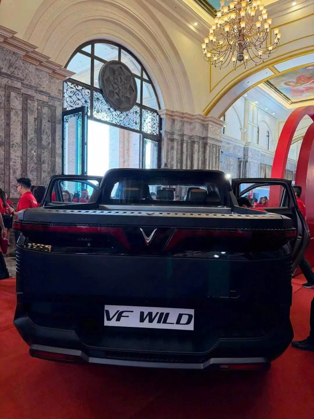 vinfast-vf-wild3-99be Phần đuôi xe VinFast VF Wild giữ nguyên các chi tiết thiết kế đặc trưng từ bản concept như cụm đèn hậu chữ "V" và cản sau hầm hố