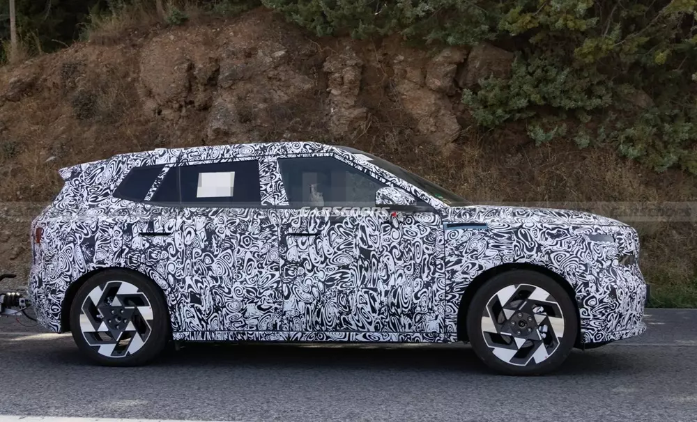 hyundai-kona-2028-1-a9c6 Hyundai Kona thế hệ mới từ bỏ diện mạo kỳ quặc để chuyển sang kiểu SUV thông thường - Ảnh 4.